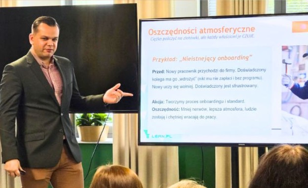 Łukasz Jenczura prowadzi warsztat dla zespołu